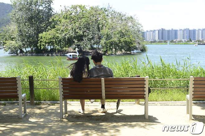 4일 낮 12시 대구 대표관광지인 수성못에서 시간을 보내고 있는 한 커플의 모습. 2023.6.4/뉴스1 ⓒ News1 이성덕 기자