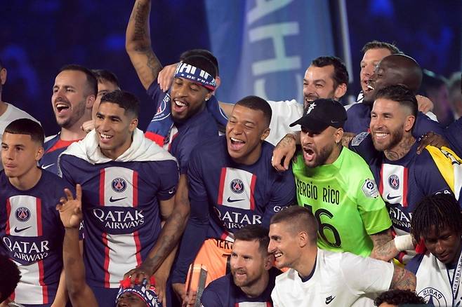 파리생제르맹 선수들이 경기 뒤 리그1 우승의 기쁨을 만끽하고 있다. 파리|AFP 연합뉴스