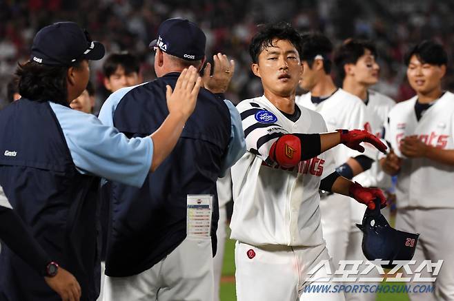 2023 KBO리그 롯데 자이언츠와 KIA 타이거즈의 경기가 3일 부산 사직구장에서 열렸다. 9회말 1사 만루 롯데 노진혁이 끝내기 안타를 날린 뒤 환호하고 있다. 부산=박재만 기자pjm@sportschosun.com/2023.06.03/