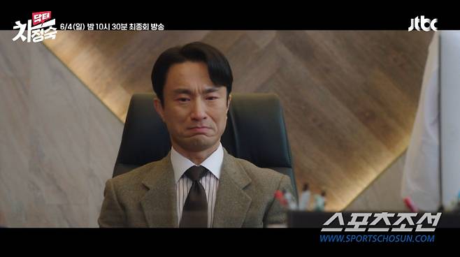 Kim Byeong-Cheol was catastrophic and became alone. Finally, he stamped the divorce papers, and Uhm Jung-hwa lay down on the operating table.JTBC Dr. Cha Jeong-suk! The last episode, the 16th public release video, was released publicly. Only Jasin is a spoiler.A little past 9 a.m. on June 4, the Last episode of Public Release was uploaded.In the public release image, the seo in-ho (Kim Byeong-Cheol) is left alone after the divorce.Kim Byeong-Cheol, a tear of regret, left alone in the emptiness, publicly released the divorce of Uhm Jung-hwa and seo in-ho.Seo in-ho, who became the hospital director of the youngest Kusan Hospital, misses the support and encouragement of his family and tears alone.In a public release trailer prior to the public release video, Roy Kim (Min Woo-hyuk) said, Give me a chance to save your teacher, and asked Uhm Jung-hwa to accept Jasins liver transplant proposal.Cha Jung-sook said, Even if your mother is not with you someday, your mother will always protect you. She left a letter of tears to the children and filled with a picture of her mother and mother-in-law.However, Cha Jung-sook eventually appears to be undergoing a liver transplant.Seo in-ho (Kim Byeong-Cheol) stamped the divorce papers and said, Ill divorce you, because I wont hold you grubby. Have an operation.So it is alive, and the last image of Cha Jung Sook lying on the operating table was captured.On the other hand, Dr. Cha Jeong-suk! The last episode, 16th, will be released at JTBC at 10:30 pm on the 4th.