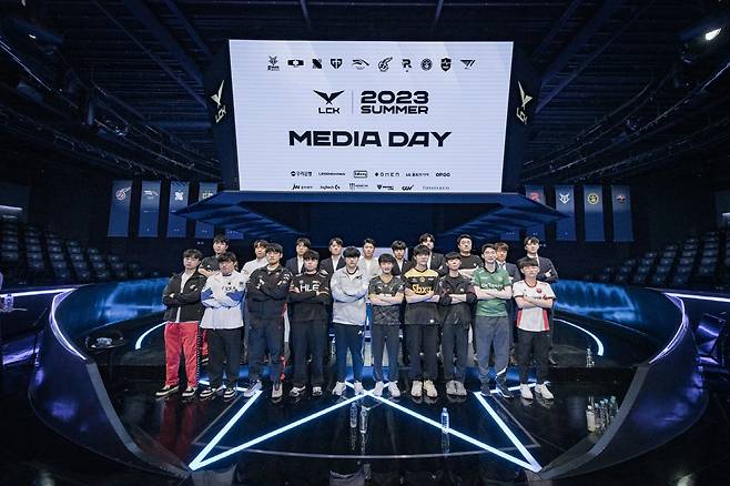 LCK 서머 시즌 개막을 앞두고 지난 1일 열린 미디어데이에서 10개팀 감독과 주요 선수들이 한데 모여 선전을 다짐하고 있다. 사진제공=LCK