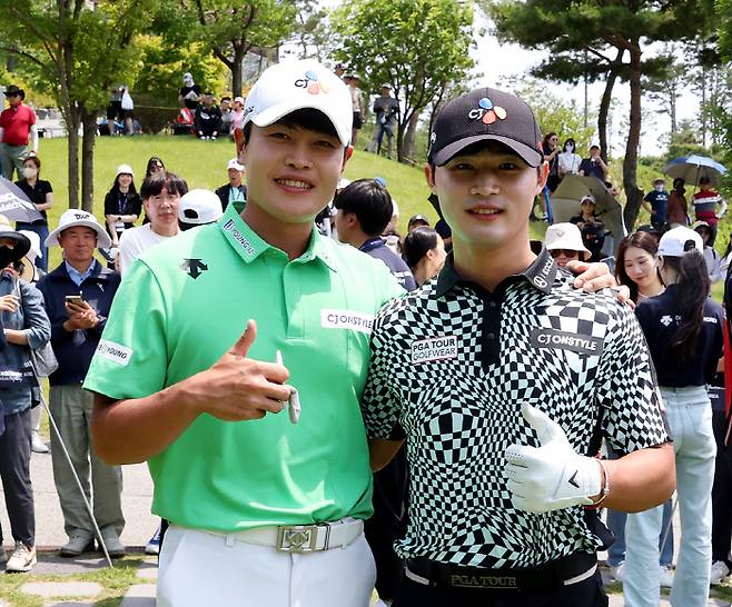 이재경 배용준 1번홀 티그라운드 엄지척