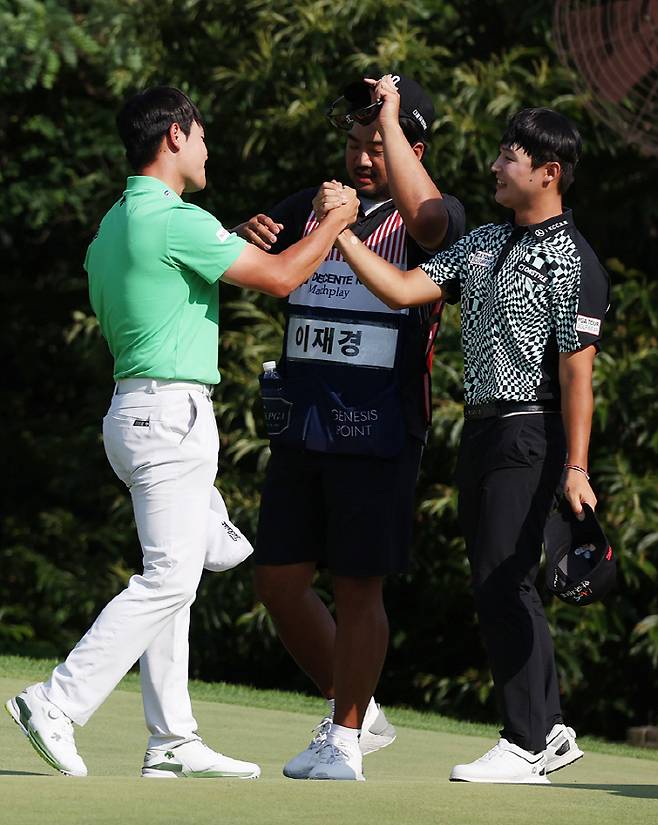 이재경 배용준 우승축하 악수