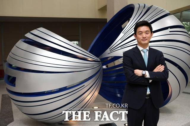 여선웅 전 직방 부사장이 2일 오전 서울 여의도 국회 소통관에서 진행된 인터뷰에 앞서 포즈를 취하고 있다. /남용희 기자