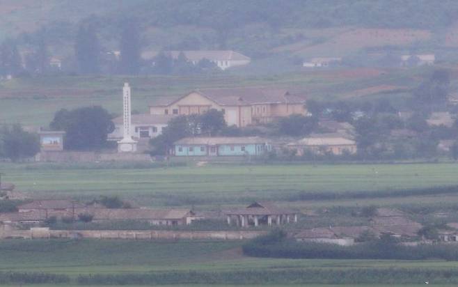 2017년 탈북했던 북한 이탈 주민이 최근 월북한 것으로 추정되는 가운데 2020년 7월27일 오전 강화도 양사면에서 바라본 북한 황해북도 개풍군 일대가 고요하다. [이미지출처=연합뉴스]