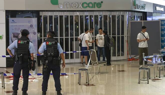 홍콩 다이아몬드힐에 위치한 플라자 할리우드 쇼핑몰 3층에서 흉기 난동 사건이 발생한 후 사건 현장에 폴리스 라인이 설치된 모습. /SCMP