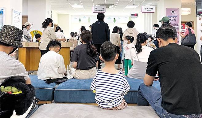 지난달 25일 서울 용산구 소화아동병원을 찾은 어린이 환자와 보호자들이 진료 접수를 위해 대기하고 있다. 의사들의 소아청소년과 기피로 폐업하는 소아과가 늘어나는 가운데, 소아과마다 진료가 시작되기 전 이른 아침부터 접수를 위한 대기 줄이 길게 늘어서고 있다. /김지호 기자