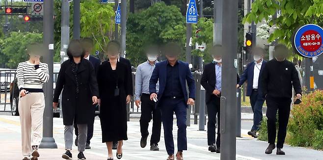정부세종청사 공무원들이 점심식사를 위해 이동하고 있다. / 뉴스1