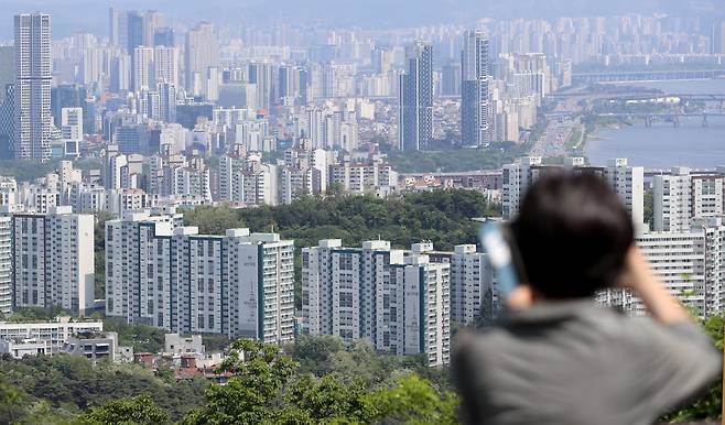지난달 14일 서울 중구 남산 전망대를 찾은 관광객들이 도심 속 아파트 단지를 바라보고 있다. /뉴스1