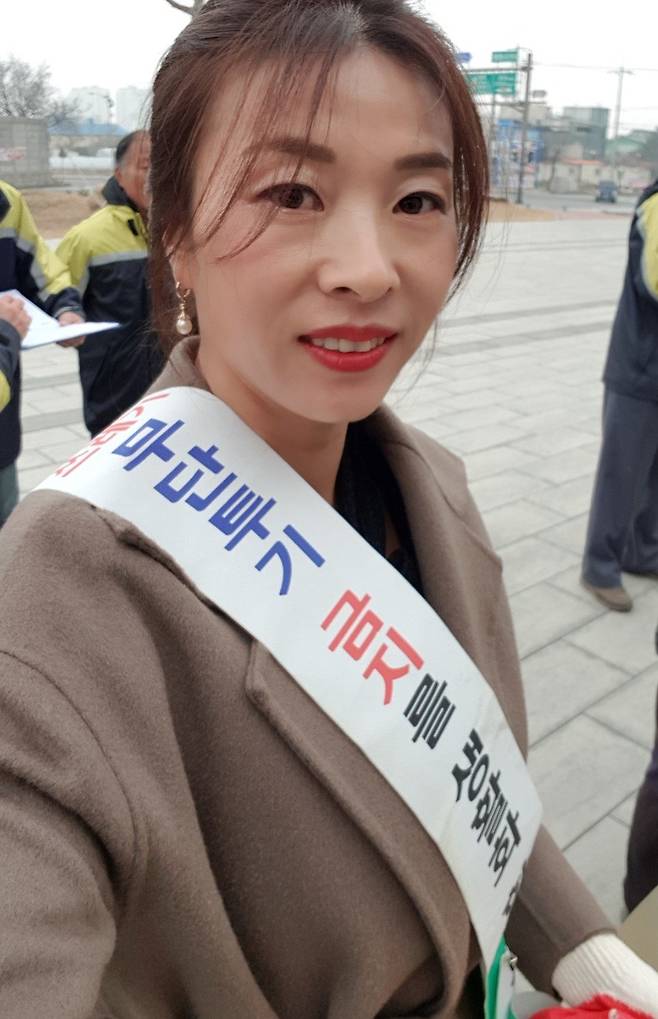 2019년 전주에서 쓰레기 무단투기 금지 자원봉사를 하고 있는 박윤희 씨.