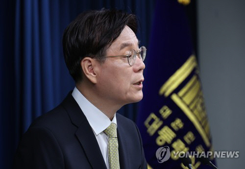 이관섭 대통령실 국정기획수석이 4일 오후 서울 용산 대통령실 청사에서 민간단체 보조금 감사 결과를 브리핑하고 있다. 연합뉴스