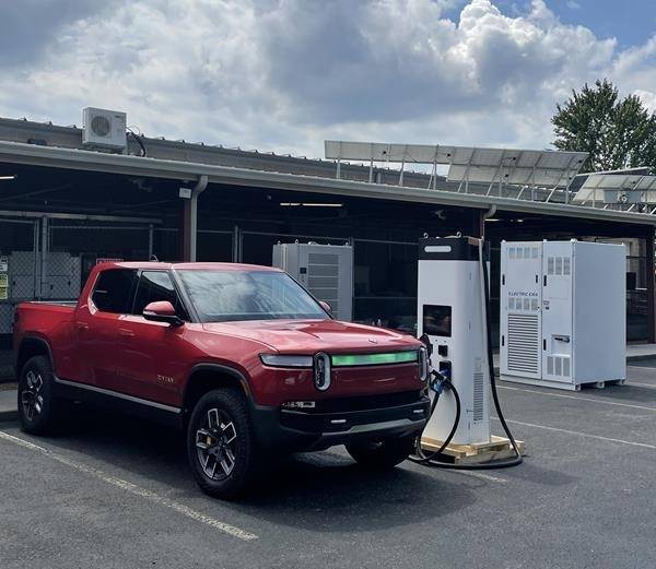 미국 일렉트릭에라가 SK시그넷 초급속 충전기 시스템을 시연하고 있다.