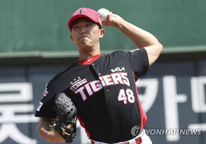 4일 부산 사직야구장에서 열린 2023프로야구 KIA 타이거즈와 롯데 자이언츠의 경기. 1회 KIA선발투수 이의리가 투구하고 있다.(연합뉴스)