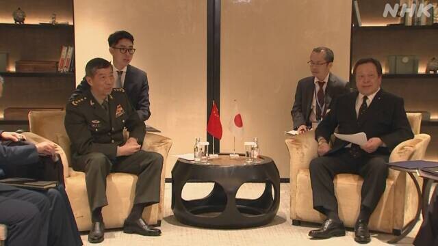 리상푸 중국 국방부장(왼쪽)과 하마다 야스카즈 일본 방위상이 3일 싱가포르에서 만나 대화를 나누고 있다. NHK 누리집 갈무리