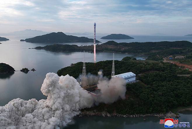 북한이 지난달 31일 북한 평안북도 철산군 동창리 발사장에서 쏜, 첫 군사정찰위성 ‘만리경 1호’를 실은 위성운반로켓 ‘천리마 1형’의 발사 장면을 지난 1일 <조선중앙통신>이 공개했다. 이 로켓은 엔진 고장으로 서해에 추락했다. 조선중앙통신 연합뉴스