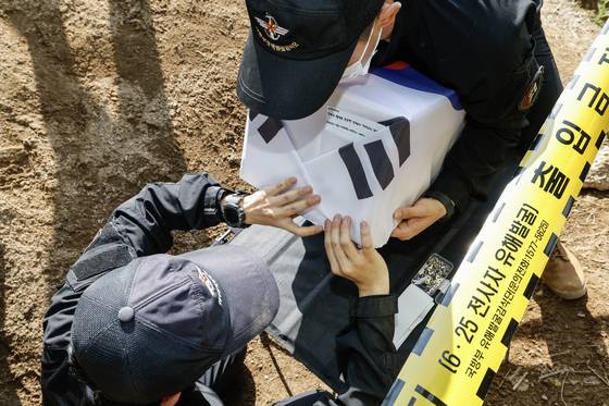 발굴된 유해ㄹ는 오동나무 관에 담은 뒤 태극기로 감싸는 관포 의식을 거쳐 국립서울현충원 내 국방부 유해발굴감식단으로 운구된다. 최기웅 기자
