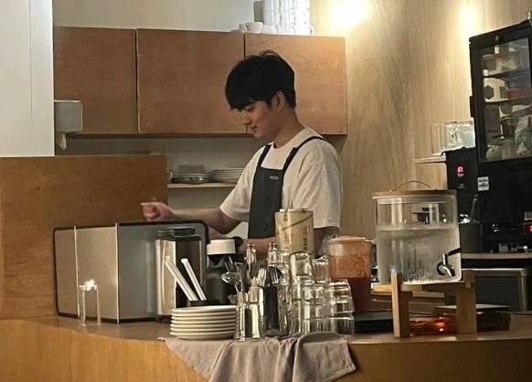 호스트로 활동 중인 이재하 씨.