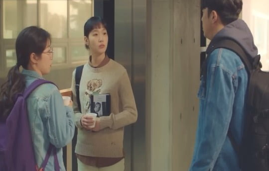드라마 '유미의 세포들' 속 한 장면 캡처. 주인공 유미가 <마의 산>을 들고 있다.