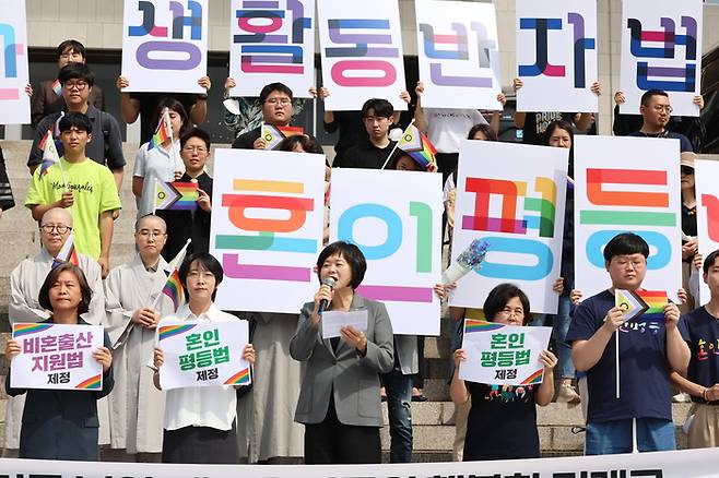 정의당 이정미 대표가 31일 오전 국회 본청 앞에서 열린 가족구성권 3법(혼인평등법·비혼출산지원법·생활동반자법) 발의 기자회견에서 모두 발언을 하고 있다. 연합뉴스