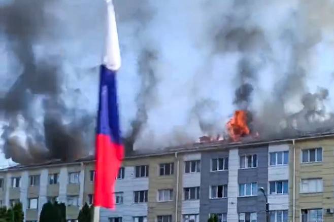 지난 1일(현지시간) 우크라이나 접경지역인 러시아 벨고로드주 셰베키노의 한 기숙사 건물이 포탄에 맞아 불타고 있다. 러시아 국방부는 이날 국경지역에서 장갑차와 그래드 다연장로켓발사기 등으로 무장한 수십명의 우크라이나 테러리스트들을 제거했다고 밝혔다. 타스연합뉴스