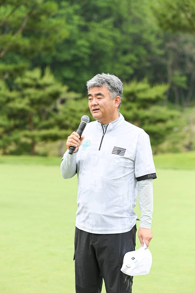 Herald Corp. Chairman Jung Won-ju, who doubles as chairman of Daewoo E&C, delivers his opening remarks for the golf competition. (Damda Studio)