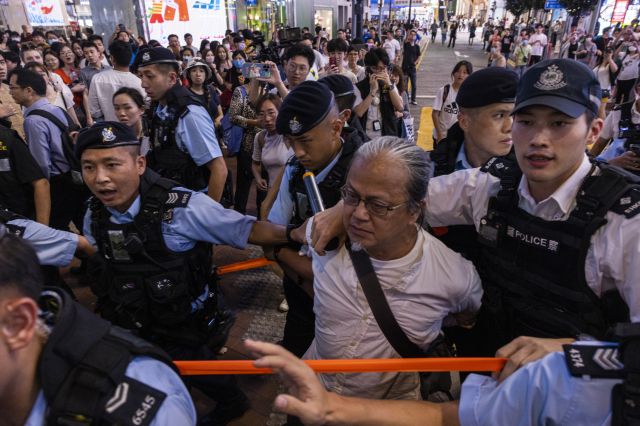 중국 천안문 민주화 시위 34주년 기념일을 하루 앞둔 3일 홍콩 번화가 코즈웨이베이에서 한 남성이 경찰에 체포되고 있다. 홍콩 당국은 이날 저녁 공공장소에서 질서를 해치거나 선동적 행위를 한 혐의로 4명을 체포하고, 공공의 평화를 해친 혐의로 다른 4명을 연행했다고 밝혔다. AP연합뉴스