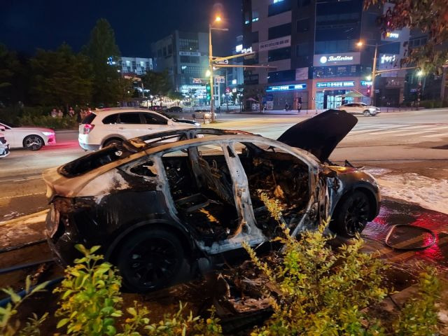 전북 전주 덕진구 중동의 한 도로에서 4일 오후 7시46분쯤 주행 중이던 테슬라 전기차에 화재가 발생해 전소됐다. 연합뉴스(전북소방본부 제공)