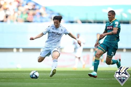 인천 김준엽(왼쪽)이 공격을 시도하자 대전 티아고가 저지하기 위해 달려오고 있다. [한국프로축구연맹]