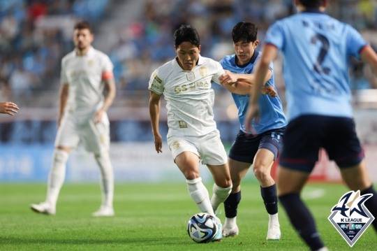 서울 나상호의 돌파를 저지하는 대구 고재현 [한국프로축구연맹]