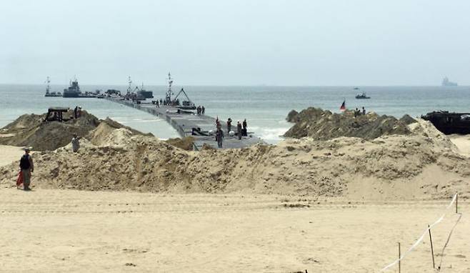 ▲ 2015년 6월 한미연합군이 서해 안면도 해안에서 항만시설 훈련을 하고 있다. 사진=usfk