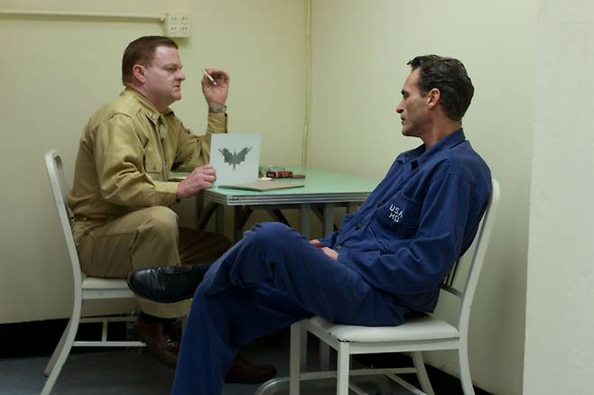 2차세계대전에 참전한 프레디 퀠은 전쟁 트라우마 때문에 고통받는다.  <사진 제공=누리픽쳐스>