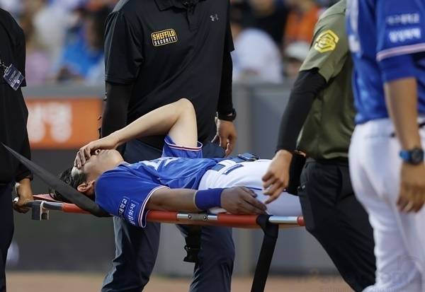 구자욱이 3일 대전 한화전서 햄스트링 부상을 당해 교체되고 있다.      사진=삼성 라이온즈 제공