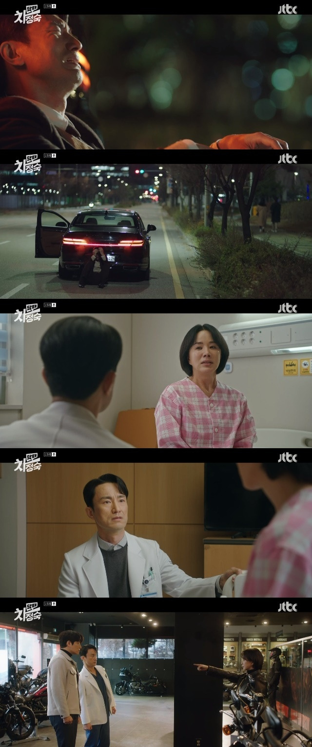 Kim Byeong-Cheol, who repented of his mistakes, did Choices to save Uhm Jung-hwa.In the 15th episode of JTBCs Saturday-Sunday drama Dr. Cha Jeong-suk! (written by Jung Yeo-rang / directed by Kim Dae-jin and Kim Jung-wook), Cha Jung-sook (Uhm Jung-hwa) decided to take a leave of absence from the hospital due to a health red light.Cha Jung-sook, who even showed symptoms of hemoptysis in the last episode, was diagnosed with a bolt from the blue by her doctor Roy Kim (Min Woo Hyuk) on the same day, saying she suspects rejection or acute liver failure.I had to consider re-Grafting in the worst case as well as having to be hospitalized immediately for medication.While Cha Jeong-sook was preparing to take a leave of absence from the hospital, seo in-ho (Kim Byeong-Cheol) was distracted by the sudden money accident of her mother Kwak Ae-sim (Park Jun-geum).Kwak Ae-shim, who had been deceived by 300 million borrowed from his acquaintance, told Seo in-ho that he had a building in the name of Cha Jeong-sook and wanted to dispose of it quickly.However, Cha Jung-sook, who heard the situation, said, Is there any evidence that the building belongs to Kwak Ae-sim? Why should I cooperate obediently with people who used me? Think of it as a division of confidence in a broad sense.Seo in-ho was worried about Cha Jeong-suk, who had a bad complexion, and said, I did not do divorce, but what kind of property division is it? Did you contribute anything when making the property?Seo in-ho, who is in urgent need of money, tried to open his hand to Choi Seung Hee (Myung Se-bin), but then he heard from Choi Seung Hee that Cha Jung Sooks health condition was not good.Seo in-ho cried with Choi Seung Hee, who reflected, We must be responsible. We did a lot of things we couldnt do, recalling a series of wrongdoings to Cha Jung-sook.The next day, Seo in-ho, who visited Roy Kim and confirmed Cha Jeong-suks condition, went to Cha Jeong-suks hospital room, which was hospitalized without telling Jasin, and said, If you dont decide after getting medication, Ill give you a draft.You dont have to give me your liver, Cha said.He said, I did not call the real estate and put out the building. Seo in-ho said, Why do you make me garbage to the end like this? Soon after, Seo in-ho, kneeling in front of Cha Jeong-sook, said, I made a mistake, but I have to give it a last chance.I have to give you a chance to pay off your debt once in a while. Should not you give your husband a chance as a father to help you with a dust in your life?Cha Jung-sook, who burst into tears, said, Its all useless. Well end up breaking up. Lets end it while we can without trying hard. Even when we were an unsuspecting couple, you couldnt readily draft me.Its not your fault. Its my fate, and its not anyones fault.Prior to the full-scale treatment, Cha Jung-sook was comfortable with all his obsessions and fuss about life.On the other hand, seo in-ho, who had been feeling depressed since the conversation with Cha Jung-sook, came to know that Roy Kim had decided to go to Cha Jung-sook after completing the examination ahead of Jasin.Seo in-ho, who was immediately chased by Roy Kim, soon appeared in front of Cha Jung-sook and asked Choices, saying, You chooses. Which of us will get the liver. Lets see the decision at this place.My decision is, said Cha Jeong-suks Choices, who is pointing to his finger.