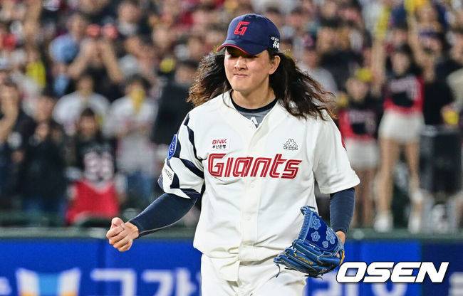 [OSEN=부산, 이석우 기자] 3일 부산 사직구장에서 2023 신한은행 SOL KBO리그 롯데 자이언츠와 KIA 타이거즈의 경기가 열렸다. 롯데 자이언츠 김원중이 9회초 최형우를 잡고 주먹을 불끈 쥐고 있다. 2023.06.03 / foto0307@osen.co.kr