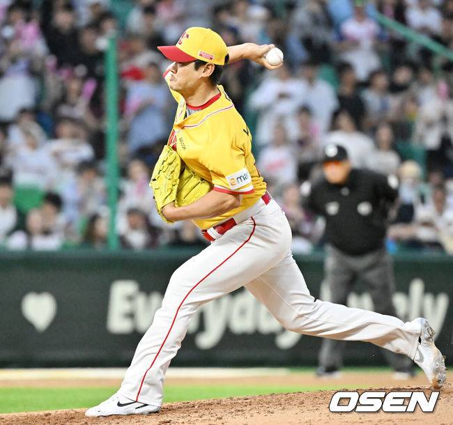 [OSEN=인천, 민경훈 기자] 3일 오후 인천 SSG 랜더스 필드에서 2023 신한은행 SOL KBO리그 SSG 랜더스와 키움 히어로즈의 경기가 열렸다.연장 10회초 마운드에 오른 SSG 노경은이 힘차게 공을 뿌리고 있다. 2023.06.03 /rumi@osen.co.kr