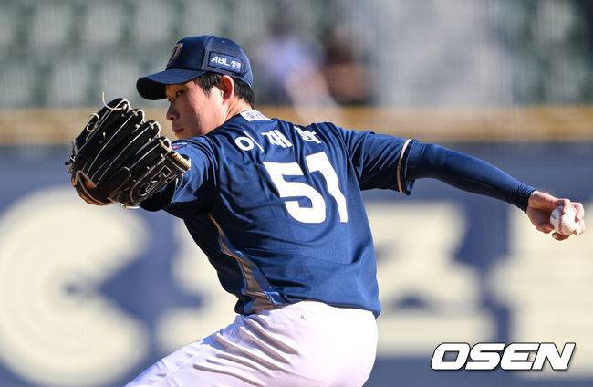 [OSEN=잠실, 이대선 기자] 4일 오후 서울 잠실야구장에서 2023 신한은행 SOL KBO리그 LG 트윈스와 NC 다이노스의 경기가 열렸다.1회말 무사에서 NC 선발투수 이재학이 역투하고 있다. 2023.06.04 /sunday@osen.co.kr
