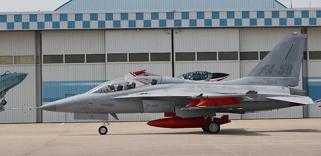경남 사천 한국항공우주산업(KAI) 본사 격납고에서 FA-50이 나오고 있다. 사진공동취재단