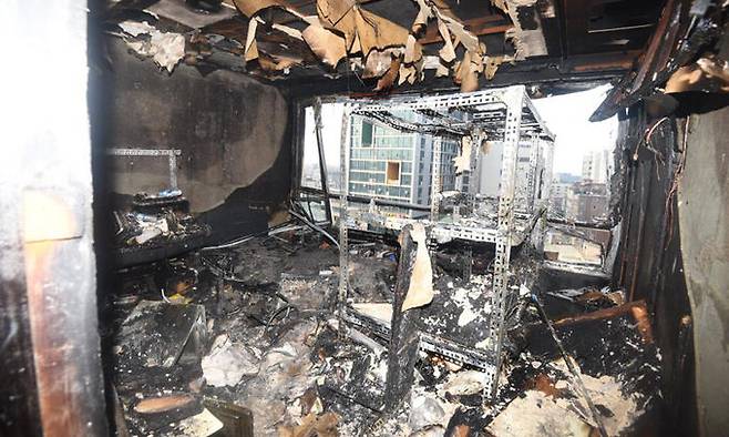 4일 오전 5시2분께 서울 강서구 공항동 13층짜리 오피스텔 8층에서 불이 나 해당 호실 내부가 전소됐다. 서울강서소방서 제공