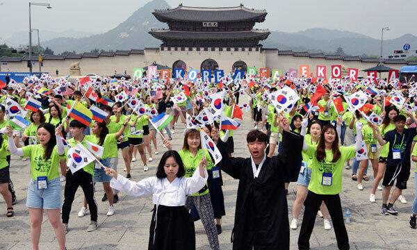지난 2019년 7월 서울 광화문광장에서 2019 재외동포 대학생 모국연수에 참가한 세계 각국 440여명 대학생들이 3.1운동 및 대한민국 임시정부 수립 100주년 기념 퍼포먼스를 진행하고 있다. 세계일보 자료사진