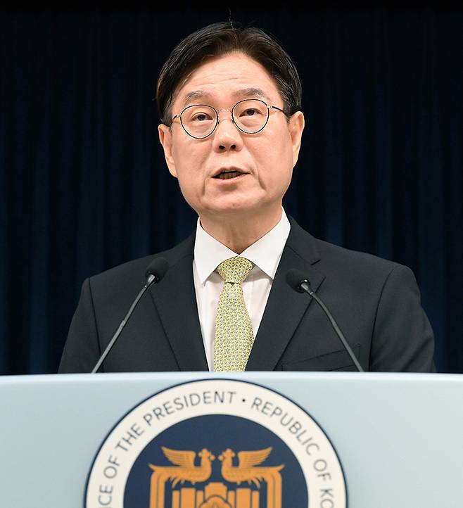 이관섭 대통령실 국정기획수석이 4일 용산 대통령실 청사 브리핑실에서 ‘비영리 민간단체 보조금 감사 결과와 개선 방안’을 발표하고 있다. 감사 결과 1865건의 부정·비리와 314억원의 부정사용금액이 확인된 것으로 나타났다. 대통령실사진기자단