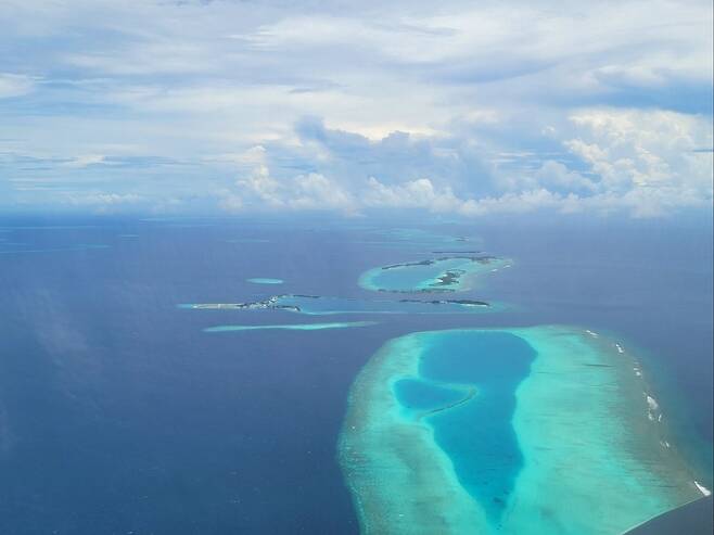 하늘에서 본 몰디브 환초 지대. 사진|강석봉 기자