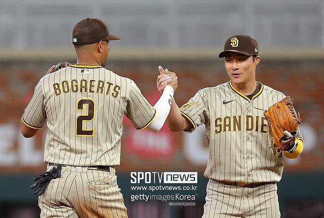 ▲ 보가츠(왼쪽)의 손목 통증이 지속되고 있는 가운데 부상자 명단행 가능성도 높아지고 있다