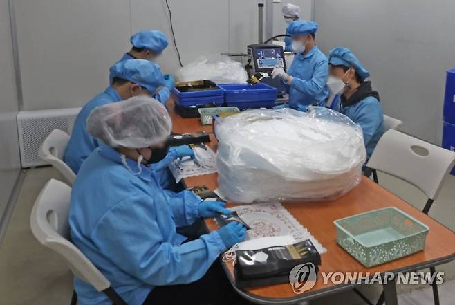 마스크 포장 작업(3월) [촬영 황수빈]