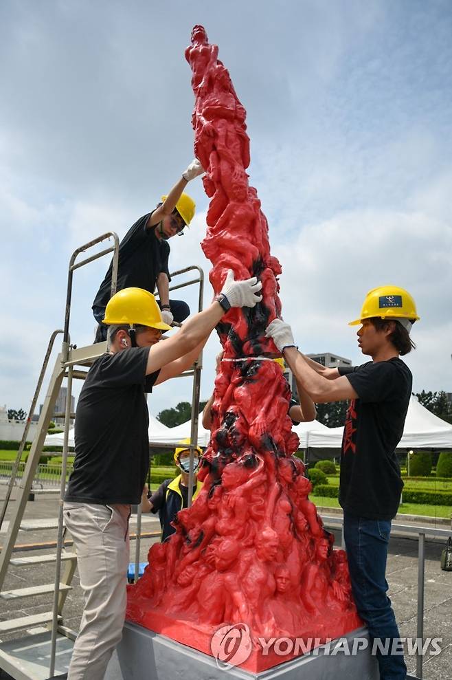 (AFP=연합뉴스) 4일 대만 타이베이에서 톈안먼 시위 기념 조각상 '수치의 기둥' 설치 작업을 하고 있다. 2023.6.4.