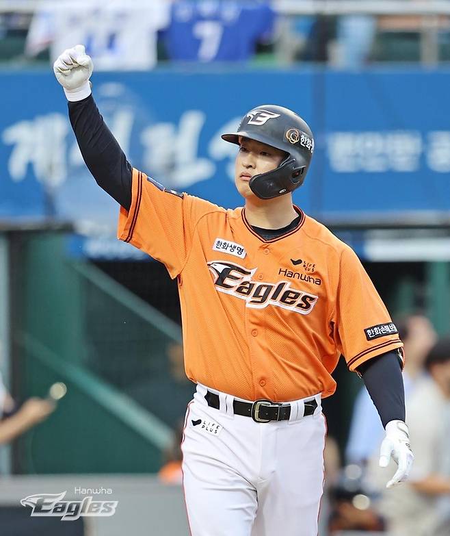 대타 만루홈런을 치고 더그아웃에 세리머니하는 한화 이진영 [한화 이글스 제공. 재판매 및 DB 금지]