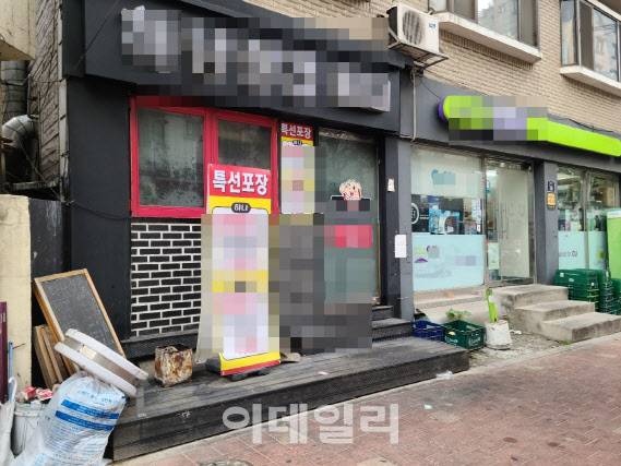 지난 1일 서울 관악구 대학동 고시촌에 문을 닫은 한 포장 전문 음식점 인근에 쓰레기가 놓여있다.(사진=김영은 수습기자)