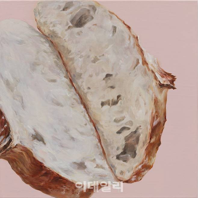 양화선 ‘방금 구운 빵’(Breaking Bread·2023), 캔버스에 아크릴·오일, 45.5×45.5㎝(사진=라흰갤러리)
