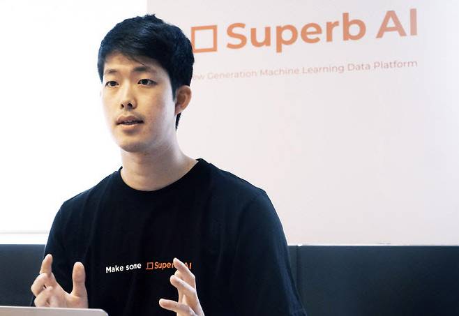 ▲김현수(33) 슈퍼브에이아이 대표. 그는 美 듀크 대학에서 전자공학과 생명공학을 수석으로 졸업하고 인공지능 분야에서 박사과정으로 공부하던 중 SK텔레콤에 스카우트 돼 1년 6개월을 연구개발자로 일했다. 이후 2018년 4월 슈퍼브에이아이를 창업했다.