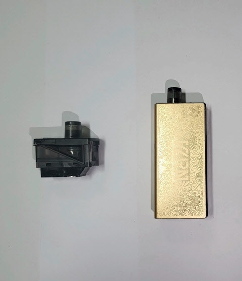 합성대마가 들어있는 카트리지(왼쪽)와 카트리지를 부착한 전자담배 형식의 합성대마 흡입기(사진=경기 용인동부경찰서)
