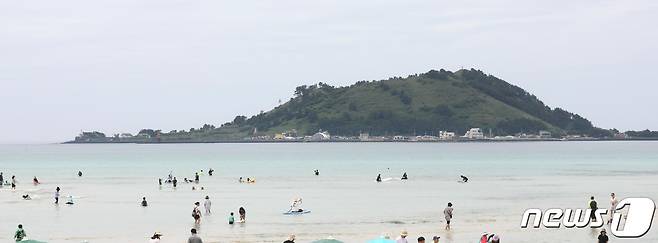 제주시 협재해수욕장을 찾은 도민과 관광객들이 물놀이를 하며 즐거운 시간을 보내고 있다. 2023.6.4./뉴스1